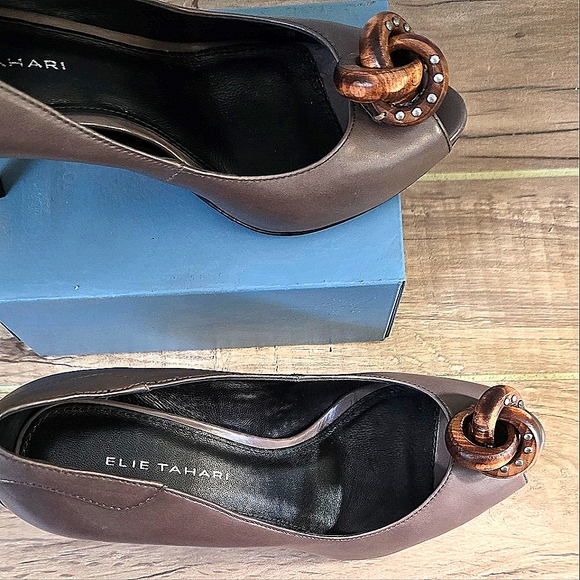 724 Tahari Shannon Peep Toe Womens Leather Shoes Pumps Stiletto Heels Tan Sz 6 - Picture 5 of 9